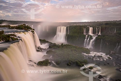  Vista das Cataratas do Iguaçu no Parque Nacional do Iguaçu durante o pôr do sol  - Foz do Iguaçu - Paraná (PR) - Brasil