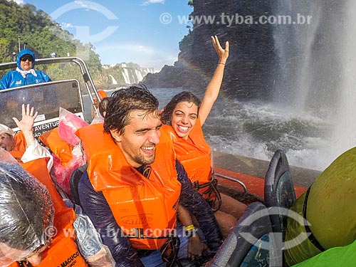  Casal fazendo uma selfie durante passeio turístico de barco no Rio Iguaçu próximo às Cataratas do Iguaçu no Parque Nacional do Iguaçu  - Foz do Iguaçu - Paraná (PR) - Brasil