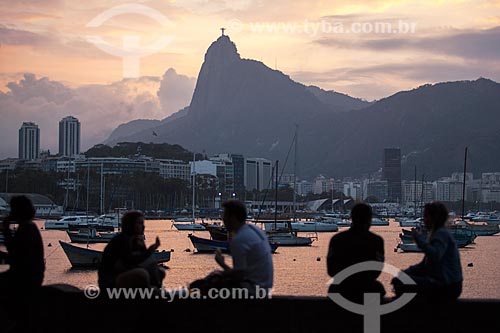  Pessoas observando o pôr do sol a partir da mureta da Urca  - Rio de Janeiro - Rio de Janeiro (RJ) - Brasil