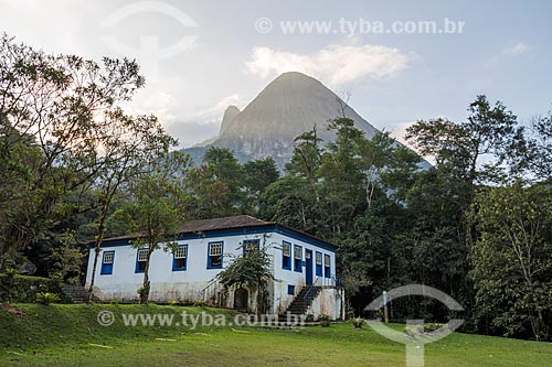  Centro de Visitantes von Martius na sede Guapimirm do Parque Nacional da Serra dos Órgãos com o Escalavrado ao fundo  - Guapimirim - Rio de Janeiro (RJ) - Brasil
