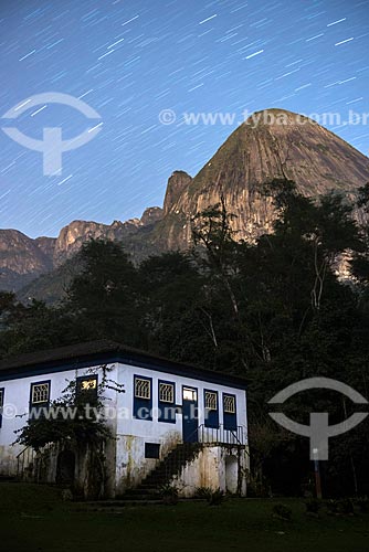  Centro de Visitantes von Martius na sede Guapimirm do Parque Nacional da Serra dos Órgãos com o Escalavrado ao fundo durante o anoitecer  - Guapimirim - Rio de Janeiro (RJ) - Brasil