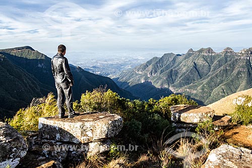  Homem observando a paisagem a partir do Cânion da Ronda na Serra do Rio do Rastro  - Lauro Muller - Santa Catarina (SC) - Brasil