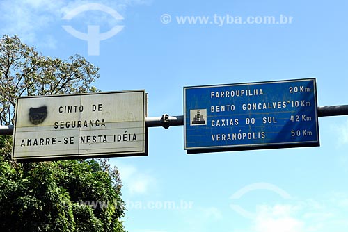  Detalhe de placa indicando o uso do cinto de segurança e de placa com a distância das cidades vizinhas na Rodovia BR-470  - Bento Gonçalves - Rio Grande do Sul (RS) - Brasil
