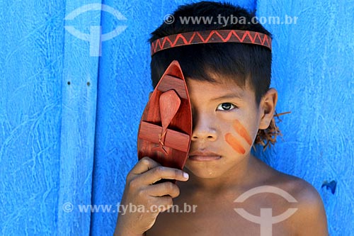  Menino da tribo Baré - Josué de Jesus Garrido - segurando artesanato indígena na Comunidade Boa Esperança - Reserva de Desenvolvimento Sustentável Puranga Conquista  - Manaus - Amazonas (AM) - Brasil