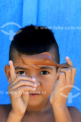  Menino da tribo Baré - Estevão Melo Amazonas - segurando artesanato indígena na Comunidade Boa Esperança - Reserva de Desenvolvimento Sustentável Puranga Conquista  - Manaus - Amazonas (AM) - Brasil