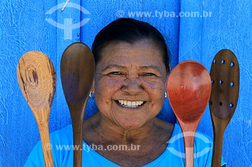  Detalhe de artesã Uaulina Garrido segurando colheres de pau - artesanato indígena da tribo Baré da Comunidade Boa Esperança na Reserva de Desenvolvimento Sustentável Puranga Conquista  - Manaus - Amazonas (AM) - Brasil