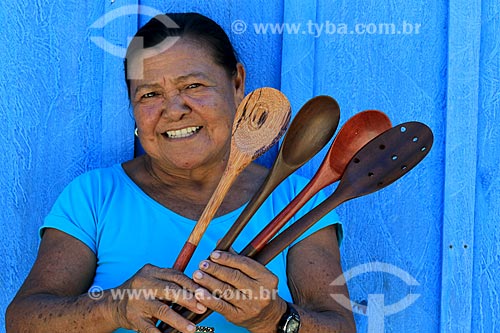  Detalhe de artesã Uaulina Garrido segurando colheres de pau - artesanato indígena da tribo Baré da Comunidade Boa Esperança na Reserva de Desenvolvimento Sustentável Puranga Conquista  - Manaus - Amazonas (AM) - Brasil