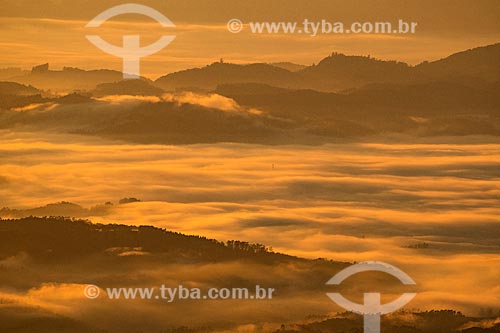  Vista de neblina durante o amanhecer no mirante na Rodovia SC-390 - antiga SC-438 - na Serra do Rio do Rastro  - Bom Jardim da Serra - Santa Catarina (SC) - Brasil