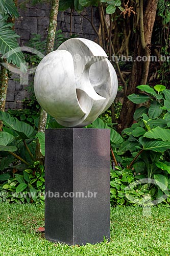  Escultura Pássaro (1969) por Bruno Giorgi no jardim do Instituto Casa de Roberto Marinho (1939)  - Rio de Janeiro - Rio de Janeiro (RJ) - Brasil