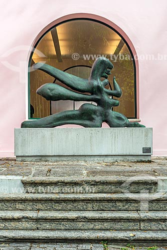  Escultura O Implacável (1944) por Maria Martins no jardim do Instituto Casa de Roberto Marinho (1939)  - Rio de Janeiro - Rio de Janeiro (RJ) - Brasil