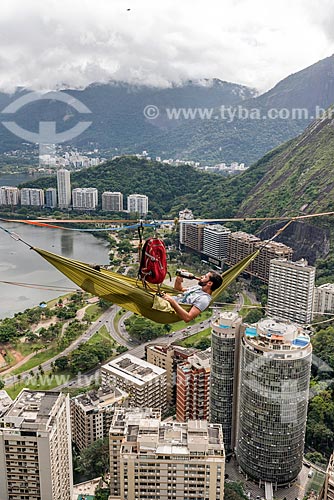  Homem deitado na rede em fita de slackline com uma garrafa de vinho no Morro do Cantagalo  - Rio de Janeiro - Rio de Janeiro (RJ) - Brasil