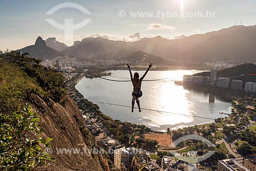  Mulher praticando slackline no Morro do Cantagalo  - Rio de Janeiro - Rio de Janeiro (RJ) - Brasil