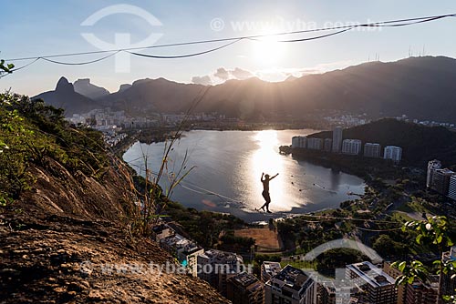  Praticante de slackline no Morro do Cantagalo durante o pôr do sol  - Rio de Janeiro - Rio de Janeiro (RJ) - Brasil