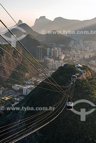  Bondinho do Pão de Açúcar fazendo a travessia entre o Morro da Urca e o Pão de Açúcar durante o pôr do sol  - Rio de Janeiro - Rio de Janeiro (RJ) - Brasil