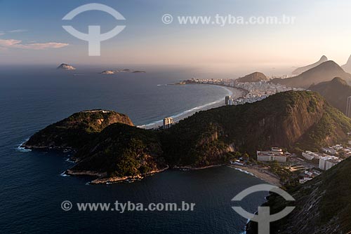  Vista do Morro da Babilônia e da Praia Vermelha a partir do Pão de Açúcar durante o pôr do sol com a Praia de Copacabana ao fundo  - Rio de Janeiro - Rio de Janeiro (RJ) - Brasil