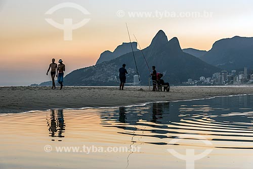  Vista do pôr do sol a partir da Praia de Ipanema com o Morro Dois Irmãos e a Pedra da Gávea ao fundo  - Rio de Janeiro - Rio de Janeiro (RJ) - Brasil