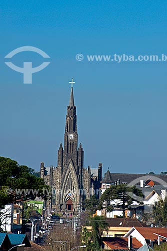  Vista da Rua Felisberto Soares com a Paróquia de Nossa Senhora de Lourdes - também conhecida como Catedral de Pedra - ao fundo  - Canela - Rio Grande do Sul (RS) - Brasil
