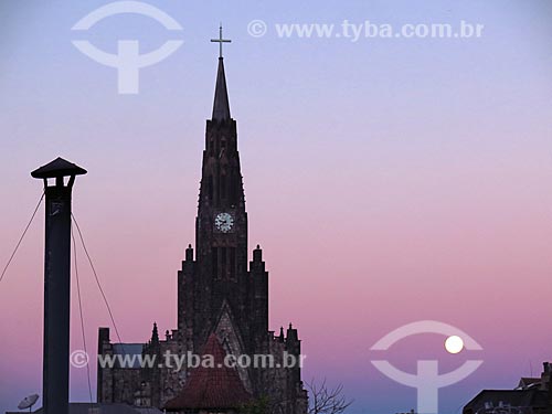  Vista da Paróquia de Nossa Senhora de Lourdes - também conhecida como Catedral de Pedra - durante o pôr do sol  - Canela - Rio Grande do Sul (RS) - Brasil