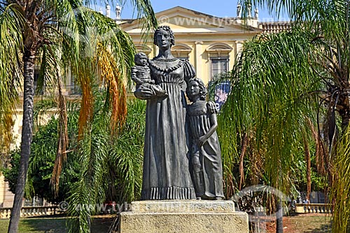  Estátua de Dona Leopoldina de Bragança e Bourbon - Princesa do Brasil - (1997) - estátua de Dona Leopoldina e seus filhos Dona Maria da Glória, que viria a ser rainha de Portugal e Dom Pedro II no colo  - Rio de Janeiro - Rio de Janeiro (RJ) - Brasil