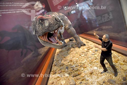  Réplica de escala entre humano e dinossauro em exibição no Museu Nacional - antigo Paço de São Cristóvão  - Rio de Janeiro - Rio de Janeiro (RJ) - Brasil