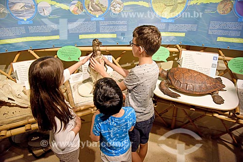  Crianças interagindo com exposição no Museu Nacional - antigo Paço de São Cristóvão  - Rio de Janeiro - Rio de Janeiro (RJ) - Brasil