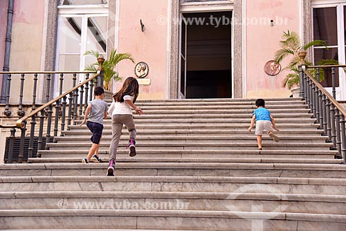  Crianças em escadaria no Museu Nacional - antigo Paço de São Cristóvão  - Rio de Janeiro - Rio de Janeiro (RJ) - Brasil