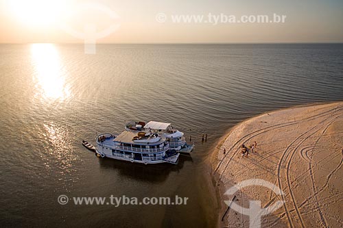  Foto aérea de chalanas - embarcação regional - no Rio Tapajós durante o pôr do sol  - Santarém - Pará (PA) - Brasil