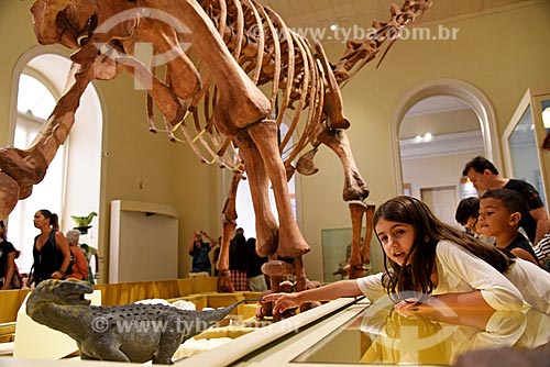  Menina observando réplica de fóssil de titanossauro em exibição no Museu Nacional - antigo Paço de São Cristóvão  - Rio de Janeiro - Rio de Janeiro (RJ) - Brasil