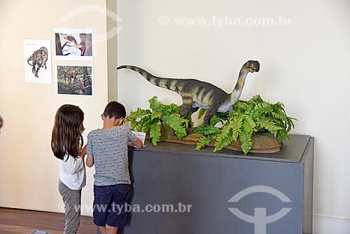  Crianças observando réplica de dinossauro em exibição no Museu Nacional - antigo Paço de São Cristóvão  - Rio de Janeiro - Rio de Janeiro (RJ) - Brasil