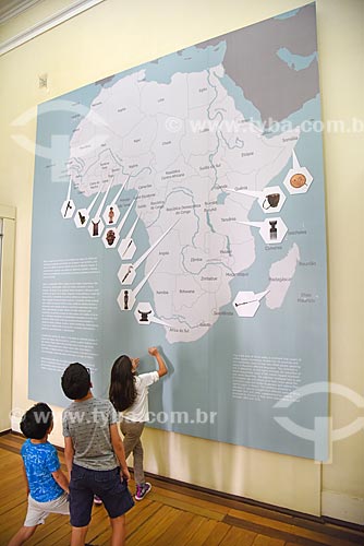  Crianças interagindo com exposição África - passado e presente - em exibição no Museu Nacional - antigo Paço de São Cristóvão  - Rio de Janeiro - Rio de Janeiro (RJ) - Brasil