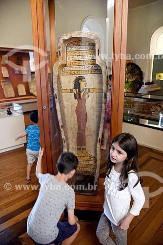  Crianças observando exposição Egito Antigo em exibição no Museu Nacional - antigo Paço de São Cristóvão  - Rio de Janeiro - Rio de Janeiro (RJ) - Brasil