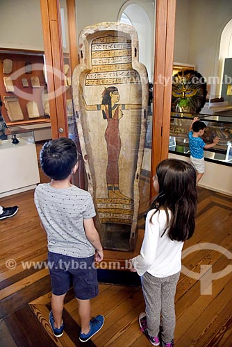  Crianças observando exposição Egito Antigo em exibição no Museu Nacional - antigo Paço de São Cristóvão  - Rio de Janeiro - Rio de Janeiro (RJ) - Brasil