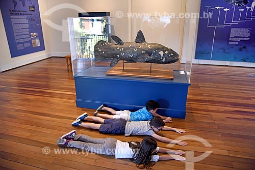  Crianças interagindo com réplica de peixe em exibição no Museu Nacional - antigo Paço de São Cristóvão  - Rio de Janeiro - Rio de Janeiro (RJ) - Brasil