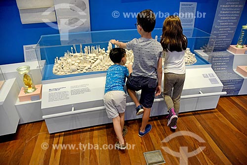  Crianças observando corais em exibição no Museu Nacional - antigo Paço de São Cristóvão  - Rio de Janeiro - Rio de Janeiro (RJ) - Brasil