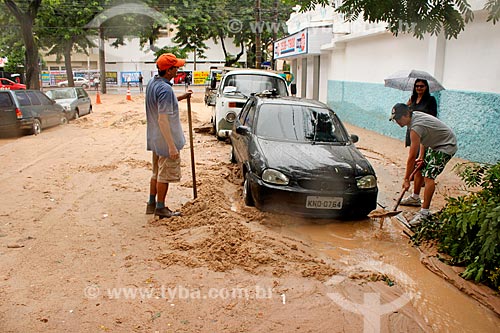  Homens retirando lama na rua após enchente  - Rio de Janeiro - Rio de Janeiro (RJ) - Brasil
