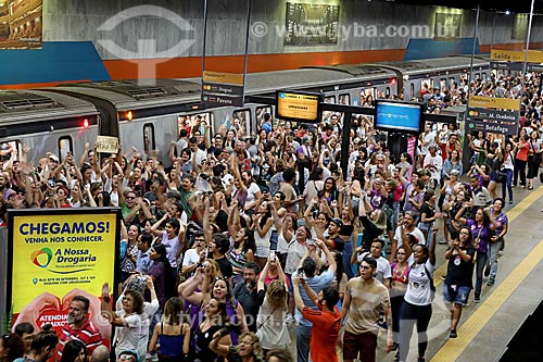  Manifestante na Estação Cinelândia do Metrô Rio após a manifestação #EleNão contra o candidato à presidência Jair Bolsonaro  - Rio de Janeiro - Rio de Janeiro (RJ) - Brasil
