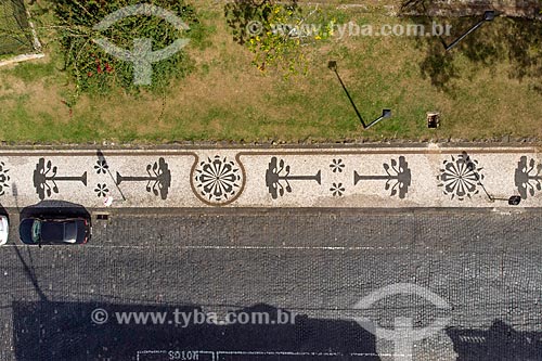  Foto feita com drone de calçamento em pedra portuguesa com desenhos de araucárias na Praça João Cândido  - Curitiba - Paraná (PR) - Brasil