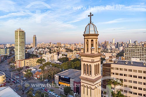 Foto feita com drone do campanário da Igreja de Nossa Senhora das Mercês com prédios do centro de Curitiba ao fundo  - Curitiba - Paraná (PR) - Brasil