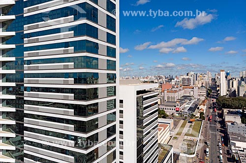  Foto feita com drone do edifício residencial Residence Curitiba na Avenida Sete de Setembro  - Curitiba - Paraná (PR) - Brasil