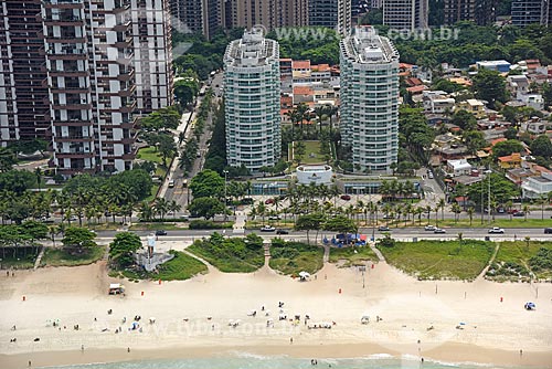  Foto aérea da Avenida Lúcio Costa - também conhecida como Avenida Sernambetiba - com a orla da Praia da Barra da Tijuca  - Rio de Janeiro - Rio de Janeiro (RJ) - Brasil