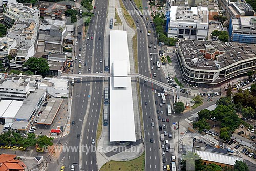  Foto aérea da Avenida Armando Lombardi com a Estação do BRT Transoeste - Estação Jardim Oceânico  - Rio de Janeiro - Rio de Janeiro (RJ) - Brasil