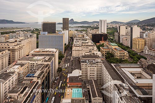  Vista de cima de prédios do centro do Rio de Janeiro com o Pão de Açúcar ao fundo  - Rio de Janeiro - Rio de Janeiro (RJ) - Brasil