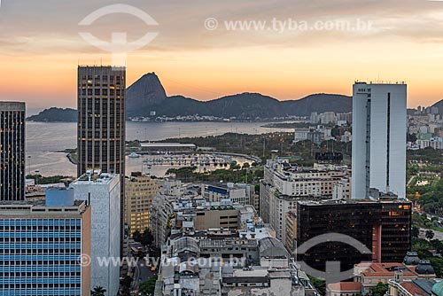  Vista de prédios do centro do Rio de Janeiro com o Pão de Açúcar ao fundo durante o pôr do sol  - Rio de Janeiro - Rio de Janeiro (RJ) - Brasil