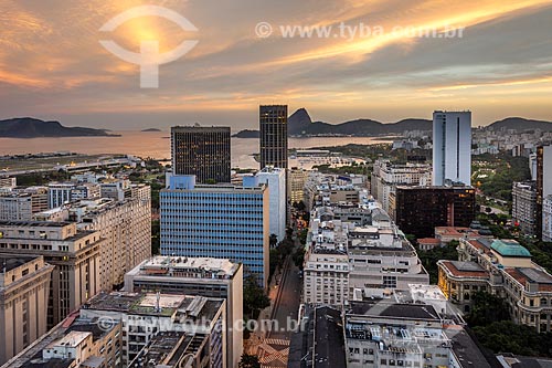  Vista de prédios do centro do Rio de Janeiro com o Pão de Açúcar ao fundo durante o pôr do sol  - Rio de Janeiro - Rio de Janeiro (RJ) - Brasil