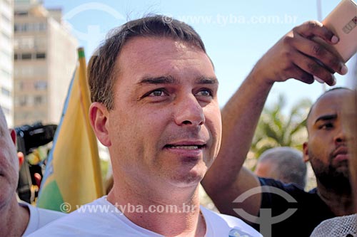  Flávio Bolsonaro - candidato ao senado pelo Partido Social Liberal (PSL) - durante caminhada por Copacabana  - Rio de Janeiro - Rio de Janeiro (RJ) - Brasil