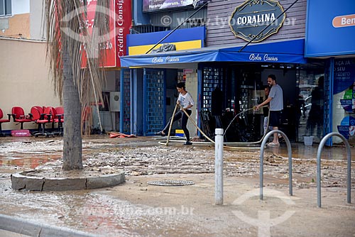  Funcionários limpando calçada com lama após enchente  - Rio de Janeiro - Rio de Janeiro (RJ) - Brasil