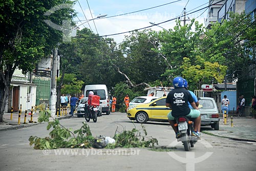  Galhos de árvore sinalizando buraco no asfalto em rua interditada por queda de árvore após tempestade  - Rio de Janeiro - Rio de Janeiro (RJ) - Brasil