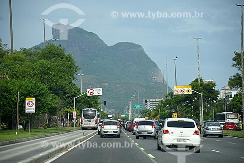  Tráfego na Avenida das Américas com a Pedra da Gávea ao fundo  - Rio de Janeiro - Rio de Janeiro (RJ) - Brasil