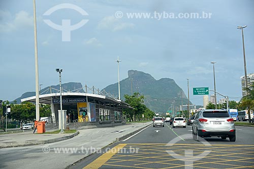  Estação do BRT Transcarioca - Estação Ricardo Marinho - na Avenida das Américas com a Pedra da Gávea ao fundo  - Rio de Janeiro - Rio de Janeiro (RJ) - Brasil
