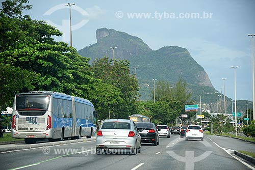  Tráfego na Avenida das Américas com a Pedra da Gávea ao fundo  - Rio de Janeiro - Rio de Janeiro (RJ) - Brasil